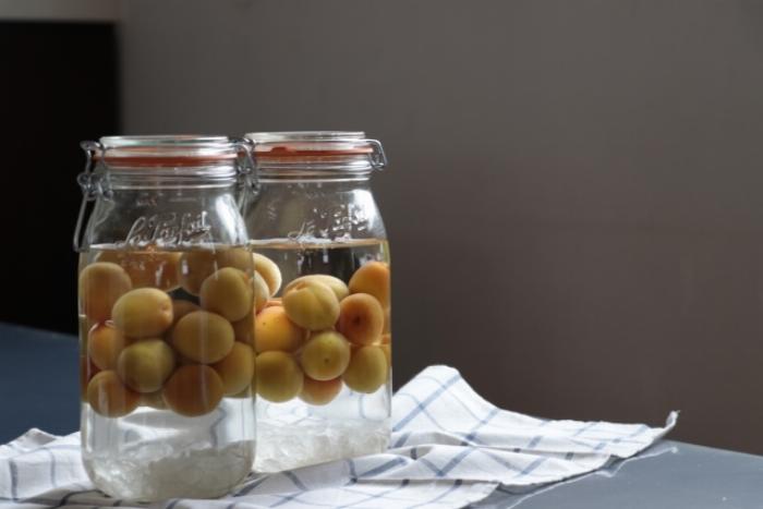 泡盛梅酒作りに必要な青梅と泡盛と氷砂糖の材料