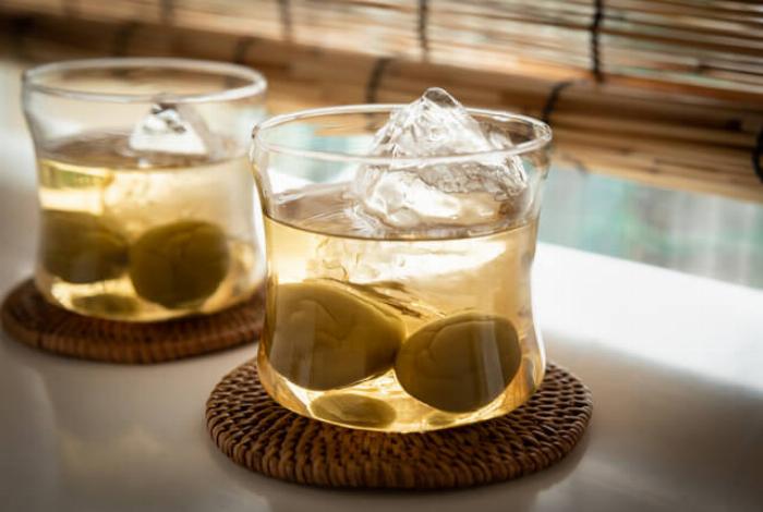 ブランデー梅酒作りに必要な青梅、氷砂糖、そして瓶に入ったブランデーの材料一式