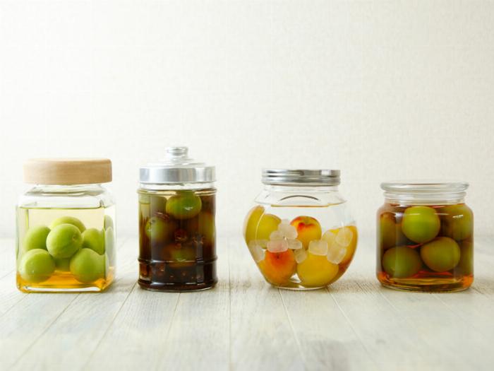 ブランデー梅酒用に準備された青梅とブランデーボトルのおしゃれな写真