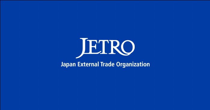 チョーヤ本格梅酒のボトルとグラスに注がれた琥珀色の梅酒