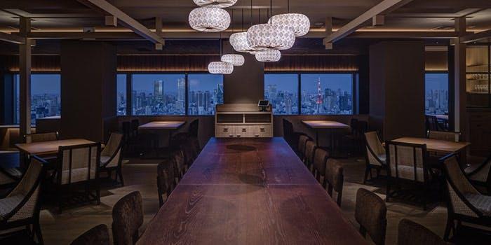 恵比寿のおしゃれなバーカウンターに並ぶ様々な種類の梅酒ボトル