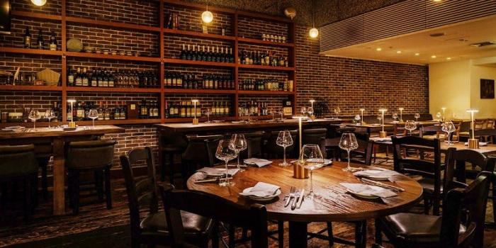 現代のバーカウンターに並ぶ多様な梅酒のボトルとその楽しみ方