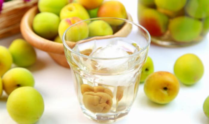 母の日に贈る高級でおしゃれな熟成梅酒とグラス