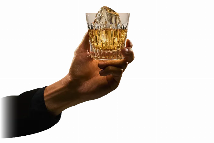 白州蒸溜所のウイスキー樽で熟成された高級な白州梅酒のボトルとグラス