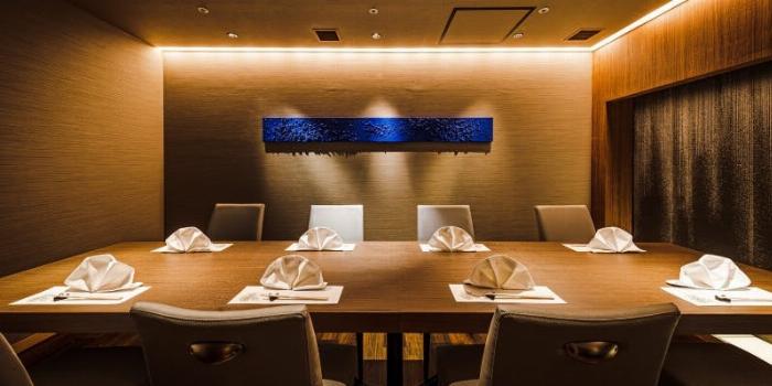 白鶴 梅酒 原酒のボトルデザインと美しい琥珀色、口コミで人気の理由