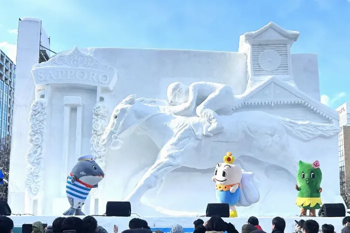 冬の夜に湯気が立つ温かいホット梅酒のマグカップ