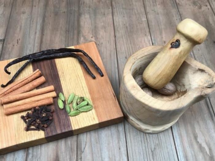 梅酒作りの基本材料である青梅、氷砂糖、そして35度のホワイトリカーのボトルが並べられている様子