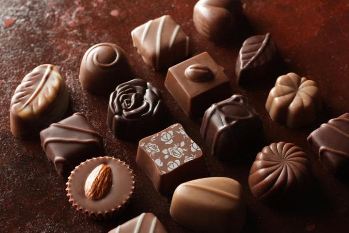 様々なサイズと形状のおしゃれな梅酒用瓶が白い背景に並んでいる様子