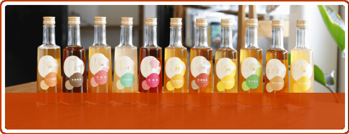 自家製梅酒を作るための瓶を熱湯で丁寧に殺菌消毒している様子