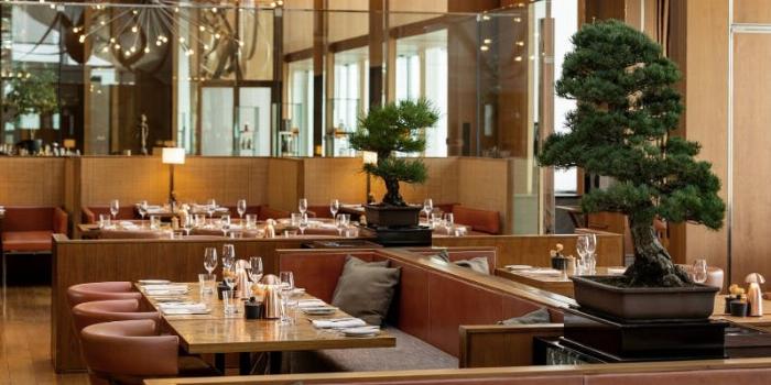 古都鎌倉の美しい紫陽花を背景にしたお土産におすすめの鎌倉梅酒ボトル