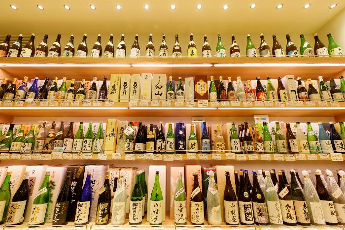 金沢駅のお土産店に並ぶ様々な種類の金沢梅酒のボトル