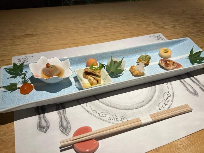 小正梅酒のソーダ割りをリラックスした雰囲気で楽しむ様子