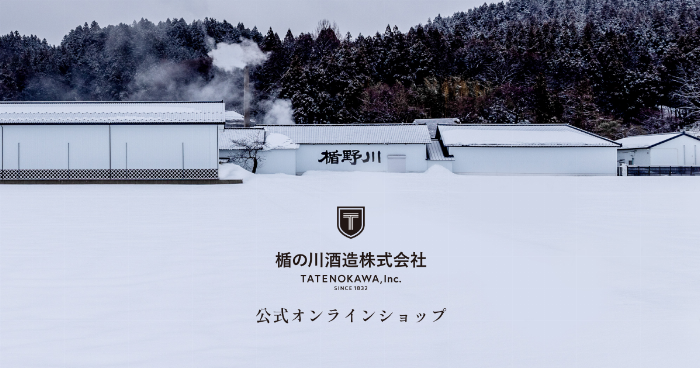 高級梅酒のボトルとロックグラス、特別な日の贈り物に最適