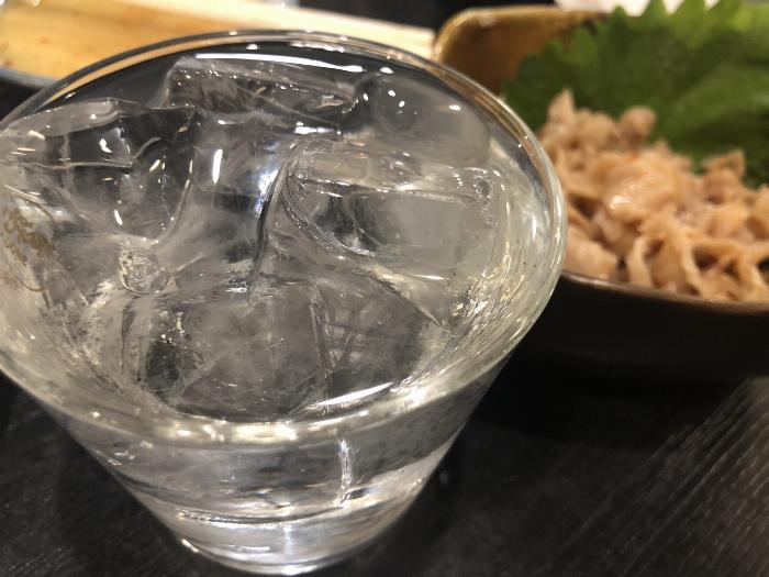 黒砂糖で作った琥珀色の梅酒の完成品とロックグラス