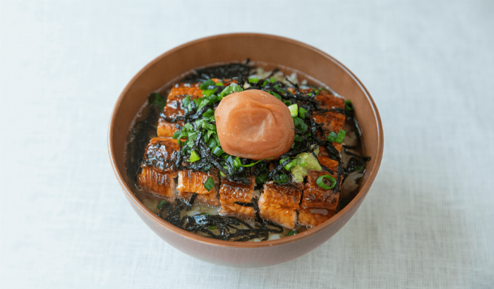 紀州南高梅を使用したまっこい梅酒のボトルと賞味期限の疑問を表現したイメージ