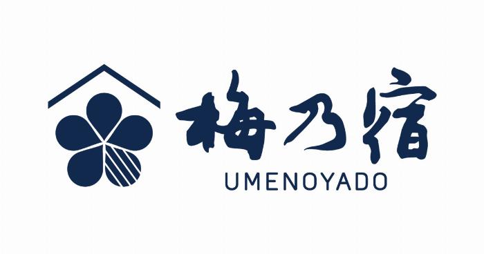 ロックグラスに入ったノンアルコール梅酒のソーダ割り、氷と青梅が添えられている