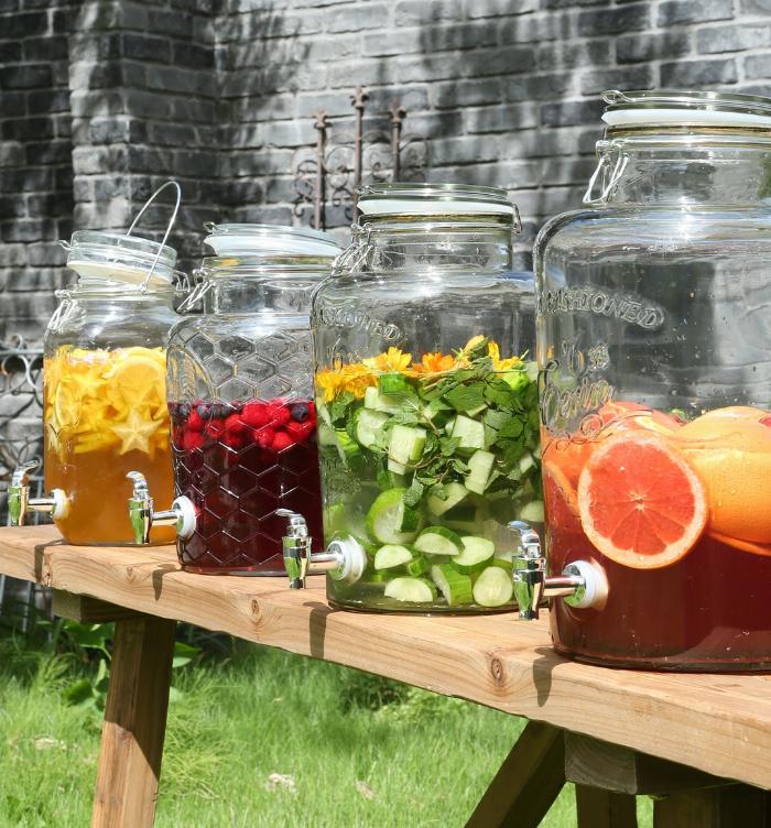 様々な種類の美味しい梅酒が並べられたおしゃれな棚、プレゼント選びの参考に