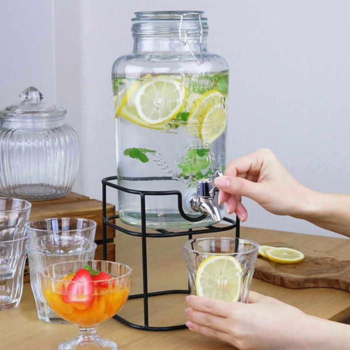 スタイリッシュなバーカートに置かれたおしゃれなデザインの梅酒ボトル