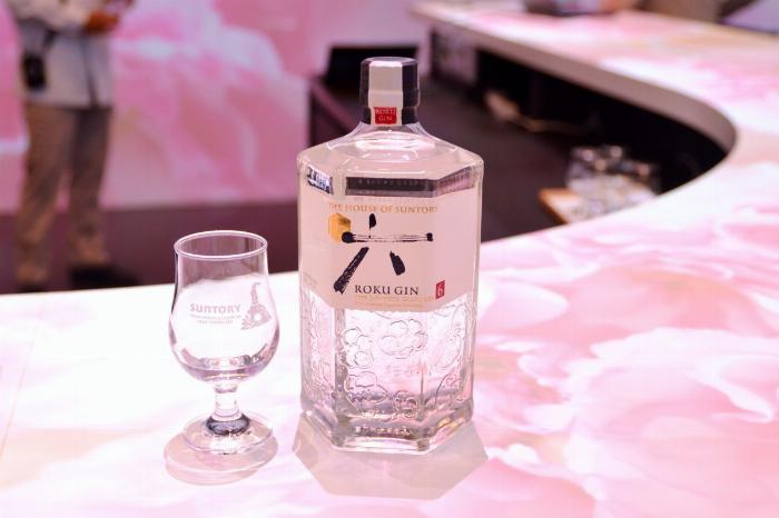 グラスに注がれたローソンの梅酒ロック、琥珀色に輝く氷と梅の実が美しい