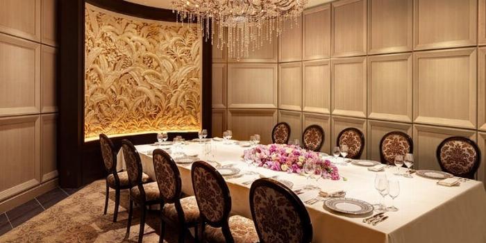 グラスに注がれた赤兎馬梅酒のロックと氷が織りなす琥珀色の輝き