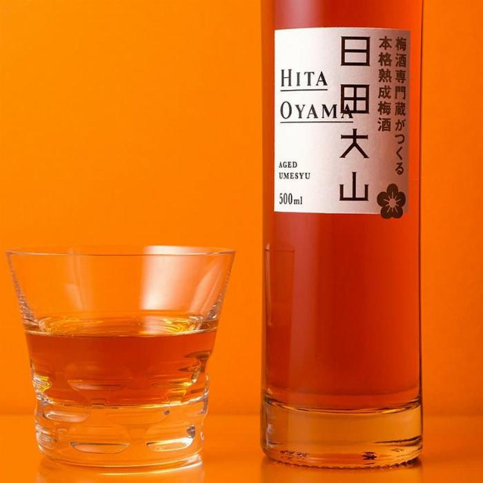 本格焼酎で仕込んだ高千穂梅酒のボトルとロックグラスに入った琥珀色の液体