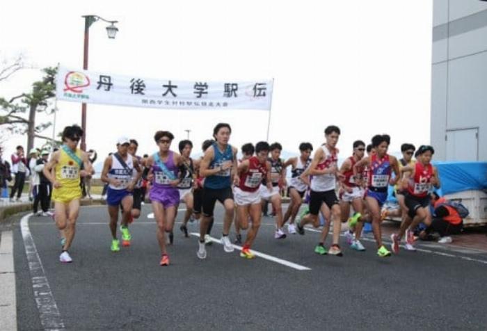 グラスに注がれた濃厚でとろとろの果肉入り梅酒、梅の果肉が見えるクローズアップ