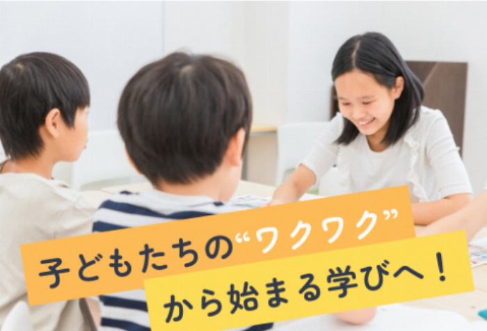 グラスに注がれる濃厚でとろとろの梅酒、果肉感が伝わるクローズアップ写真