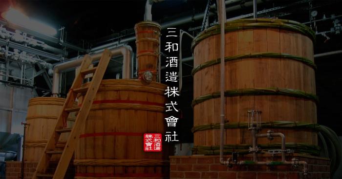 20年熟成梅酒の美しい琥珀色とグラスに注がれた様子