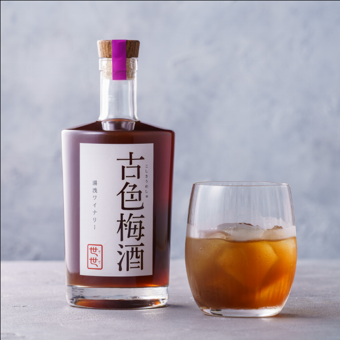 様々な種類のチョコレートと琥珀色の梅酒の美しいマリアージュ