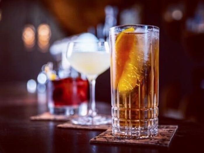 様々なベースアルコールで作られた梅酒がグラスに注がれている様子を比較した画像