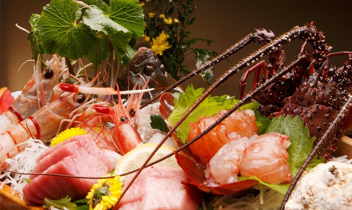 様々な種類の梅酒が並んだテーブルで楽しむ梅酒飲み比べセットの風景