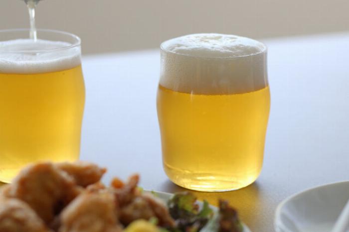 様々な形状や素材の梅酒ロックグラスを並べて比較しているおしゃれな画像