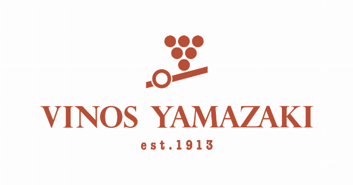 美味しい梅酒ソーダ割りとチーズや生ハムなどのおつまみが並んだテーブルセッティング