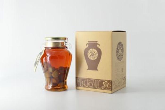 梅酒の美味しい飲み方の一つであるソーダ割りと梅の実がグラスに入っている様子