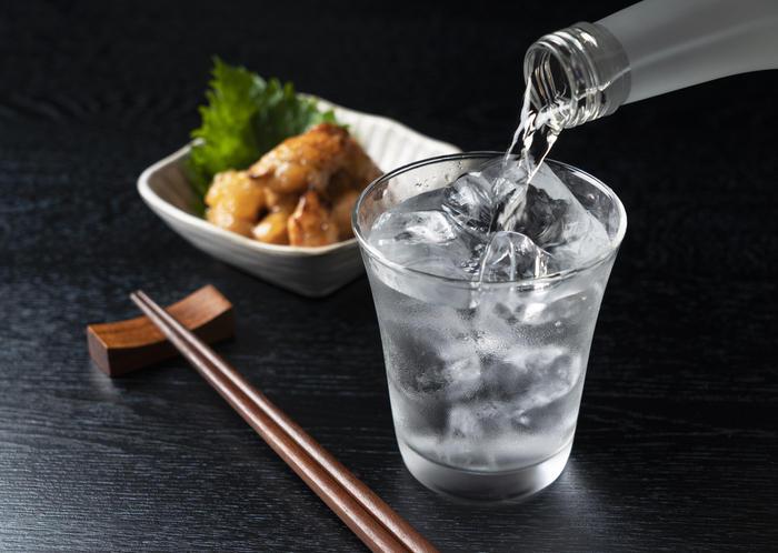 グラスに注がれた梅酒のソーダ割り、うまい飲み方の定番で見た目も爽やか