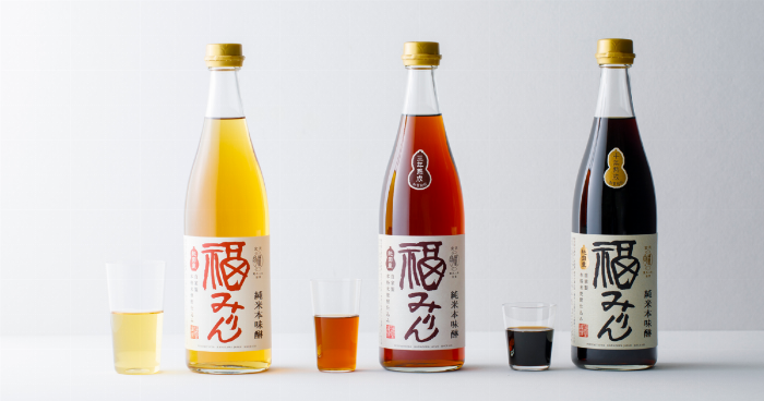 自家製梅酒の熟成期間による色の変化を比較する美しい写真