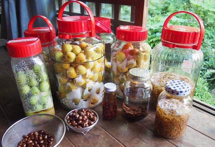 梅酒の梅の実を使った美味しい甘露煮の調理風景