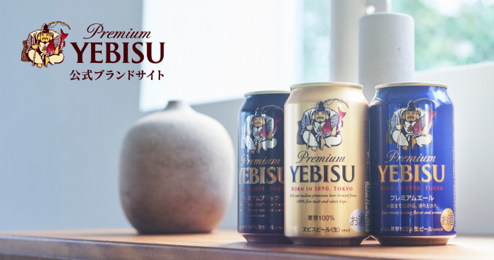 砂糖なしウイスキー梅酒が琥珀色に輝くグラスに注がれている様子