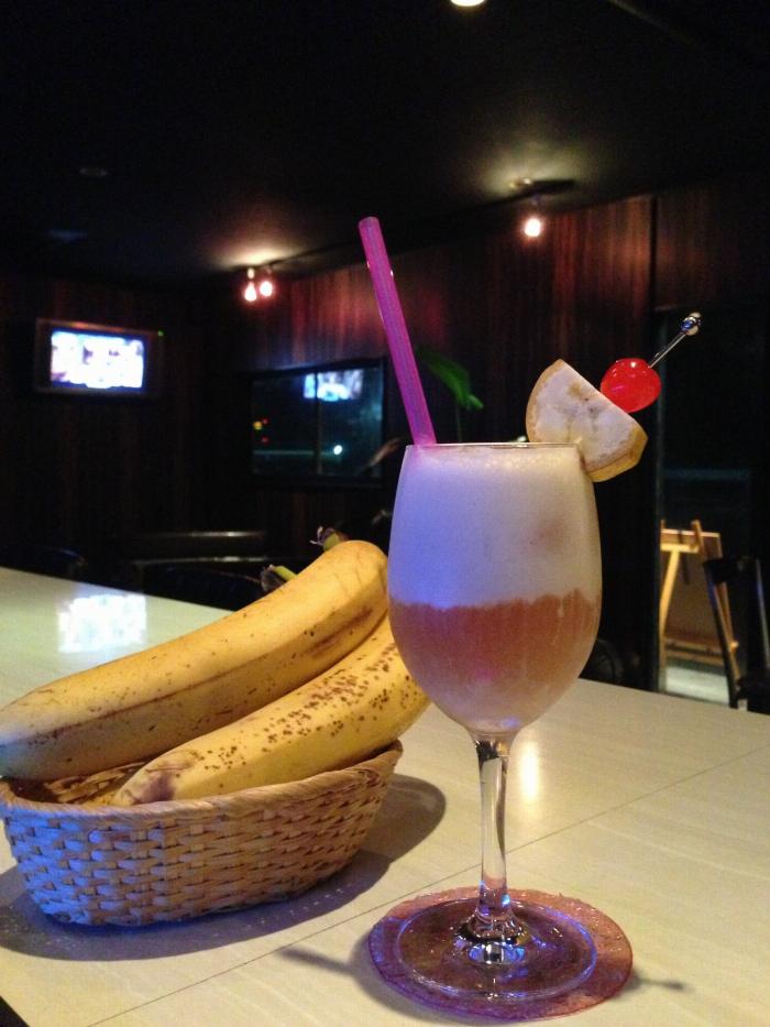 ウォッカで漬けた自家製梅酒の完成イメージ、青梅と氷砂糖が美しい層をなしている