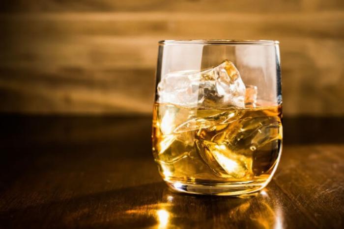 山崎梅酒スモーキーのボトルとスモーキーな香りが立ち上るグラスのイメージ