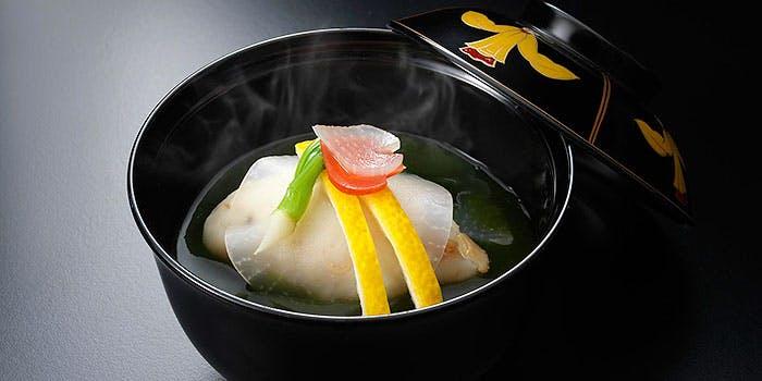 琥珀色に輝くゆめひびき梅酒をロックグラスで楽しむ様子