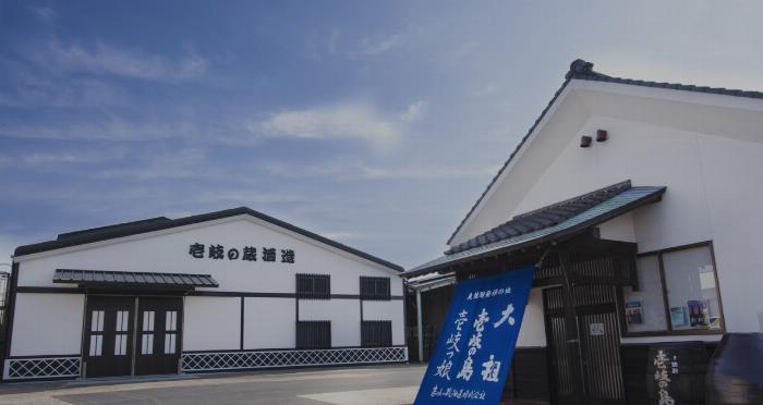 グラスに注がれた氷入りの美しい黄金色のゆず梅酒とその魅力的な味わい